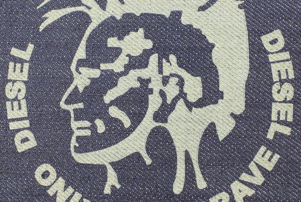 incisione su denim