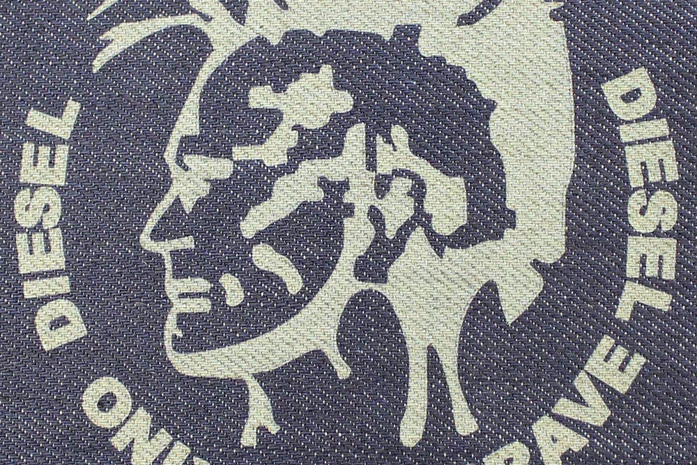 incisione su denim